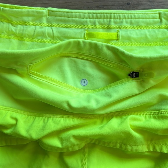 Lululemon Size 8 Speed Up Short 4” High Rise - Picture 4 of 4